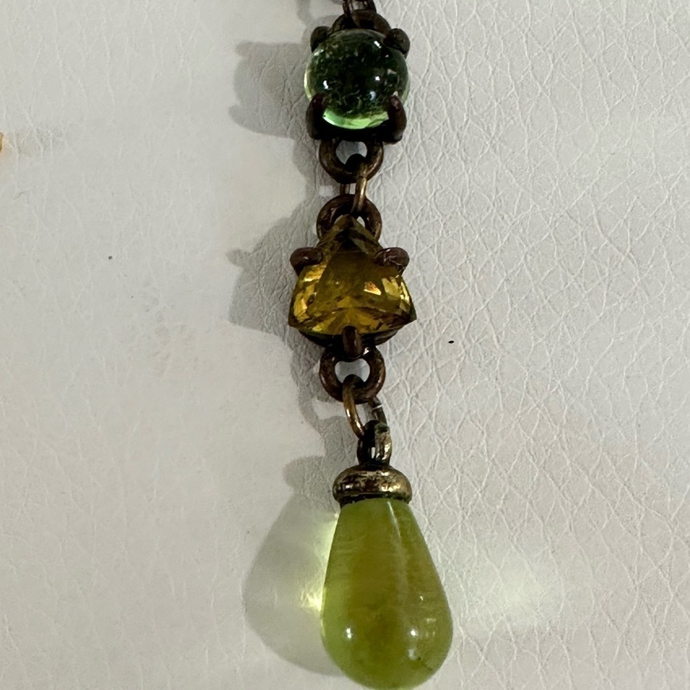Glass and acrylic both a green color, vintage look necklace - Picture 5 of 7